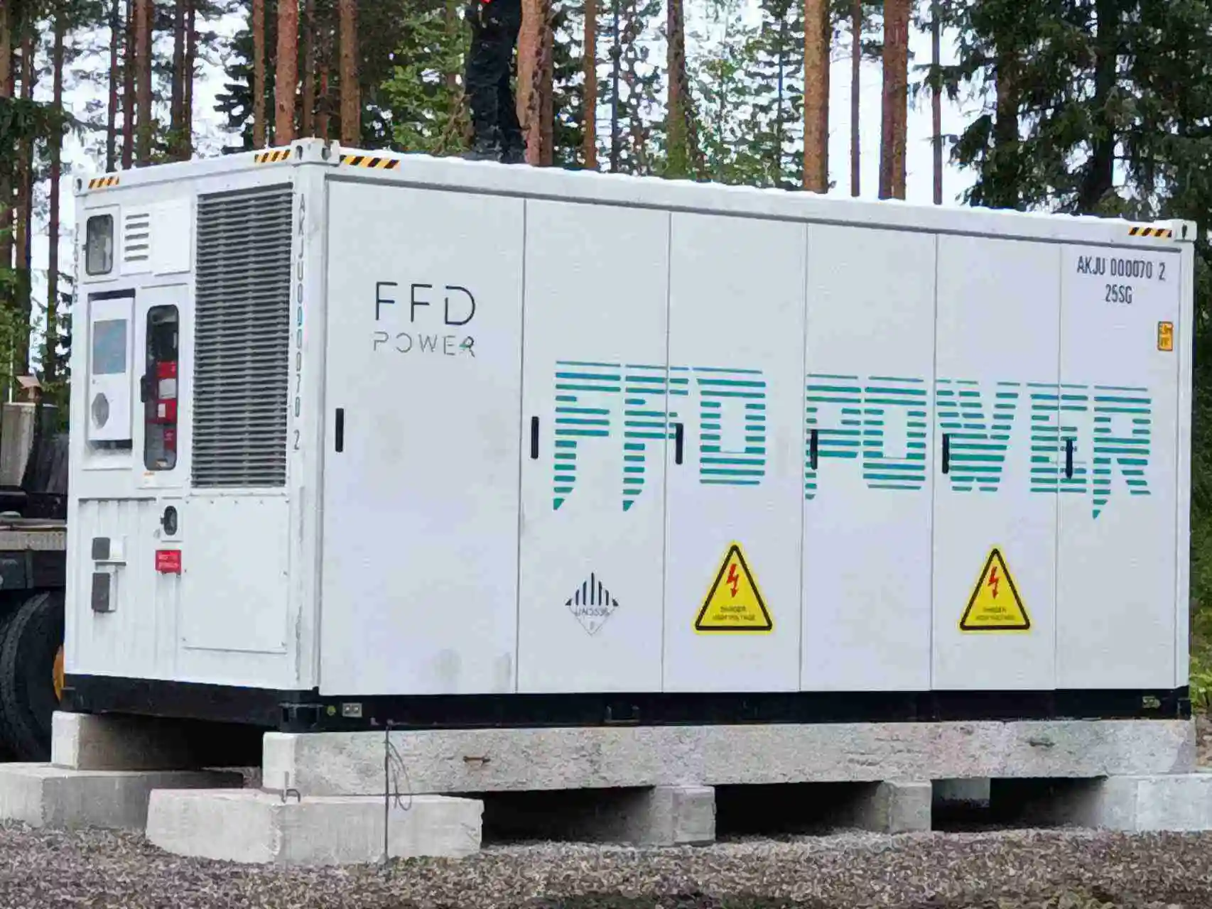 Kontenerowy system magazynowania energii w bateriach (BESS) FFD POWER zainstalowany na betonowych fundamentach na zalesionym terenie w Finlandii, część projektu redukcji szczytowego zapotrzebowania i regulacji częstotliwości po stronie sieci 27,5 MW / 55 MWh.